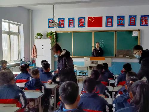 弘扬雷锋精神 普法宣传进校园